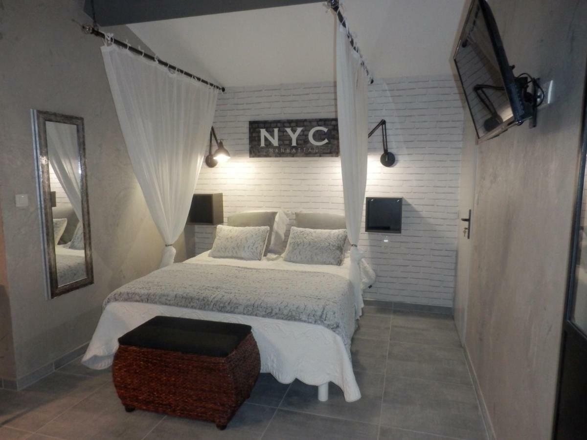 Mas Les Vieux Chenes Bed & Breakfast Lambesc Bagian luar foto